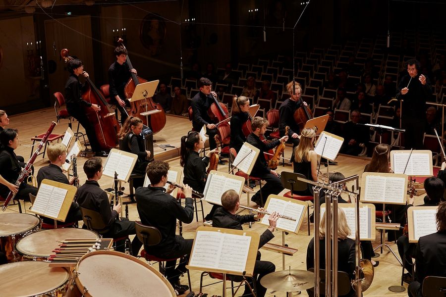 Das Ensemble Eisler Sinfonietta spielt auf der Bühne im Großen Saal des Konzerthaus Berlin
