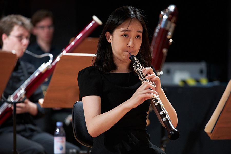 Oboe spielende Studentin