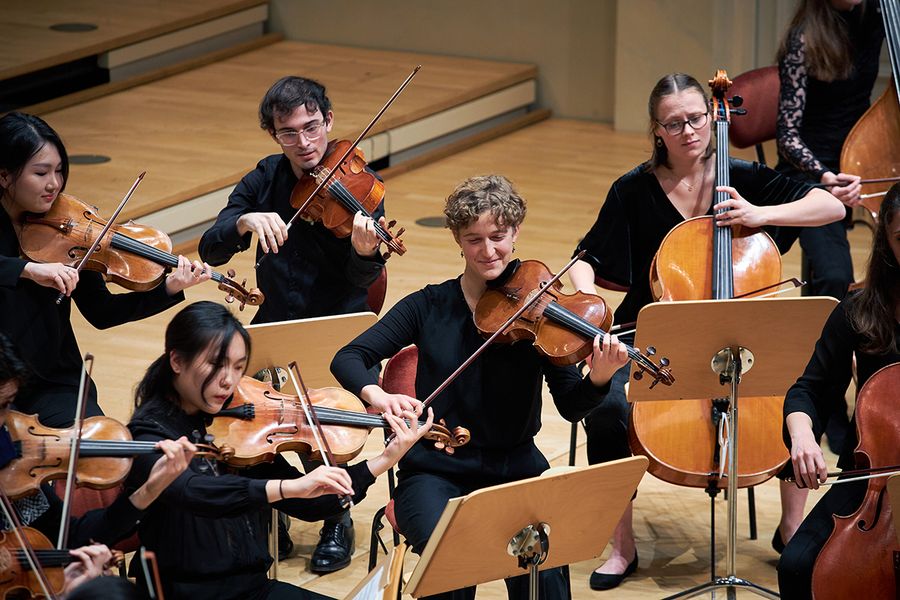 Studierende mit Streichinstrumenten auf der Bühne des Berliner Konzerthauses