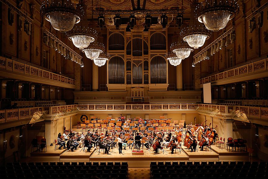 Orchester auf der Bühne des Konzertsaals des Berliner Konzerthauses