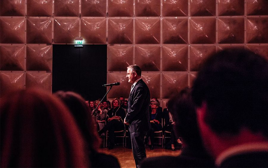 Rektor Robert Ehrlich hält eine Rede vor einem Publikum