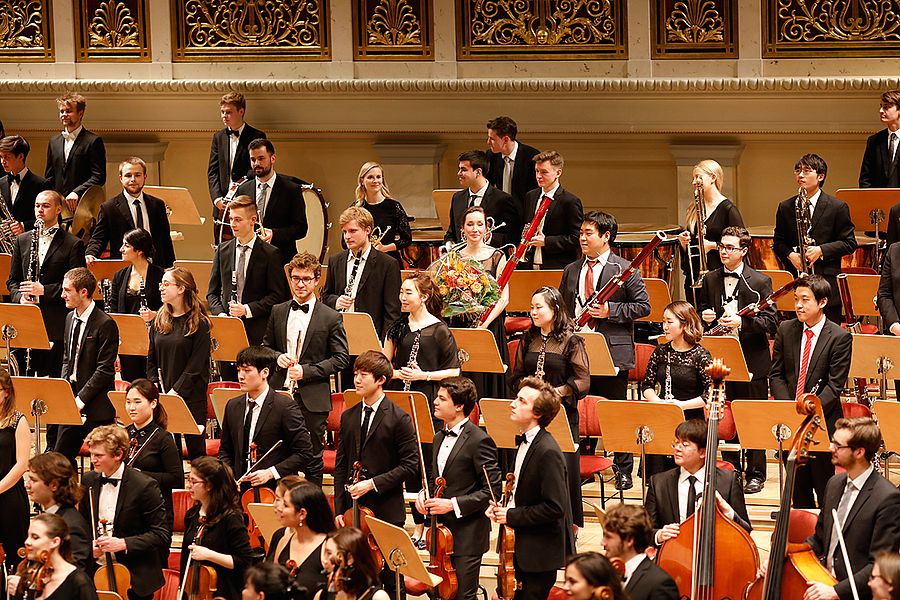 Orchestermitglieder stehen auf der Bühne während des Schlussapplauses