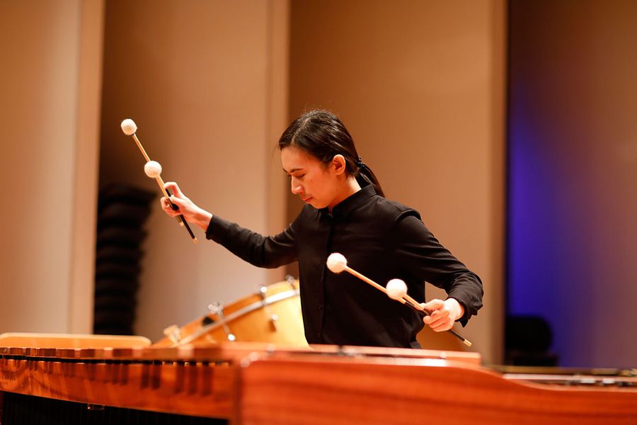 Studentin spielt Marimbaphon während eines Konzerts