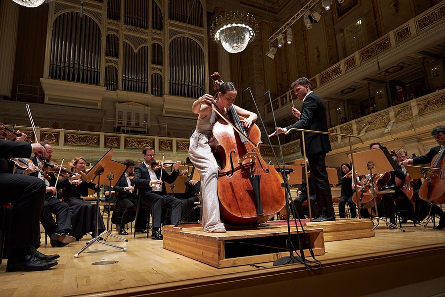 Kontrabass-Solistin und Dirigent während des Konzertes auf der Bühne vor dem Konzerthausorchester BErlin