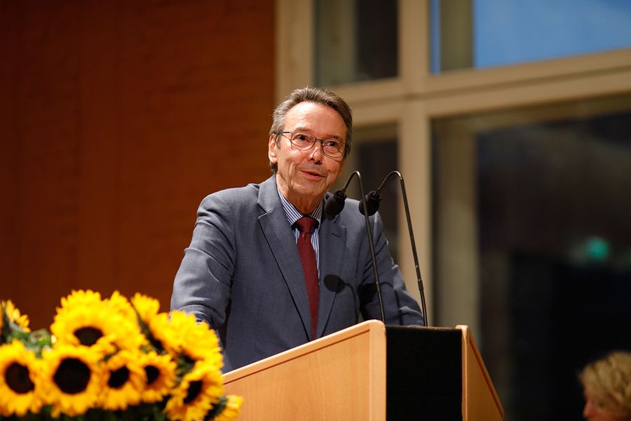 Hochschulratsvorsitzender Bernd Wieczorek hält eine Rede