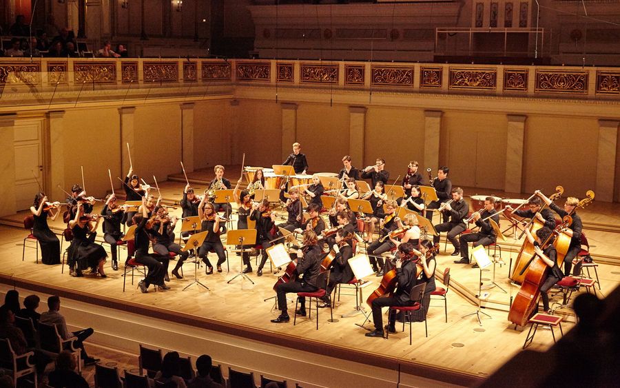 Ein Orchester auf der Bühne des Konzertsaals des Berliner Konzerthauses