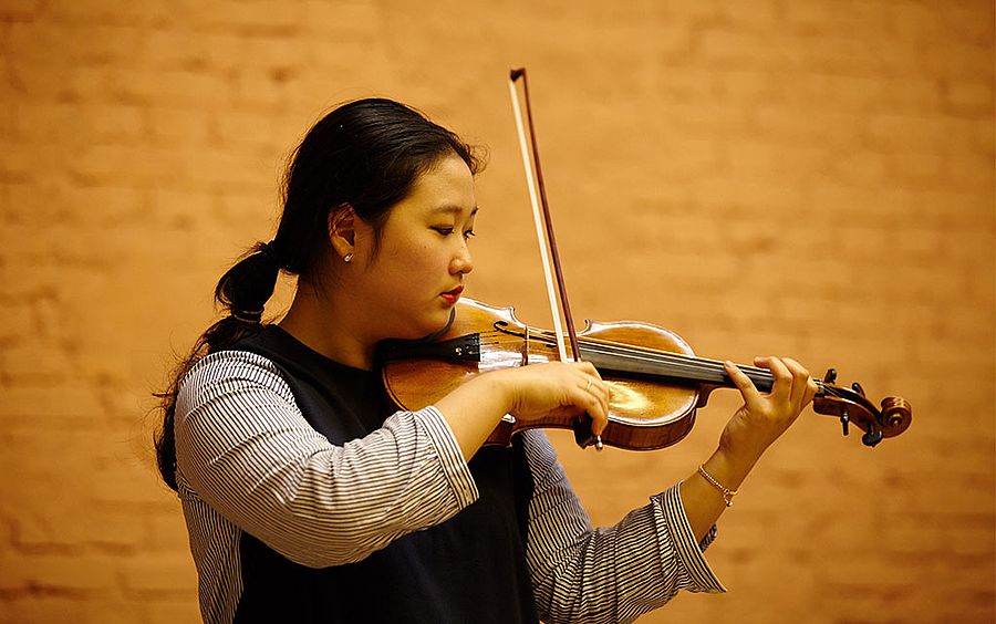 Studentin mit Geige