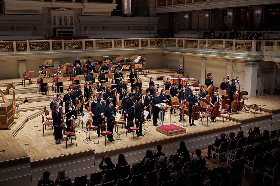 Orchester steht zum Applaus auf der Bühne des Berliner Konzerthauses