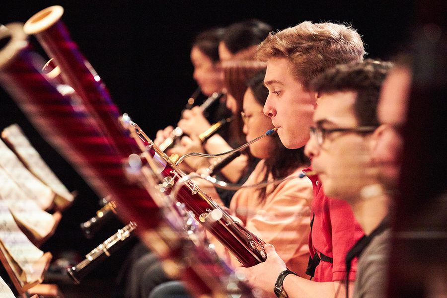 Studierende spielen Fagott und Oboe während einer Probe