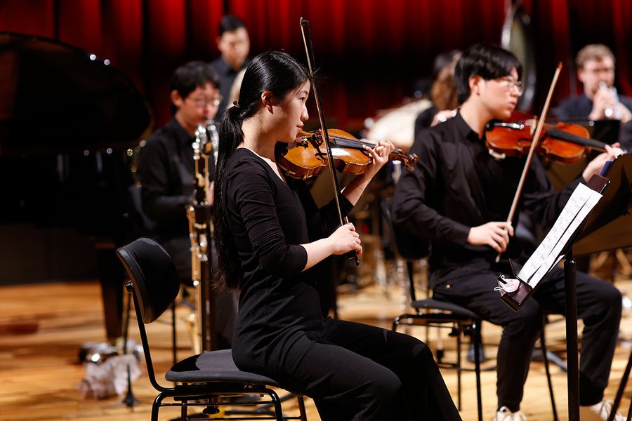 Studierende spielen auf ihren Instrumenten während eines Konzertes