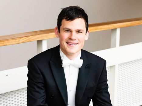 Musiker sitzend im Frack in der Philharmonie