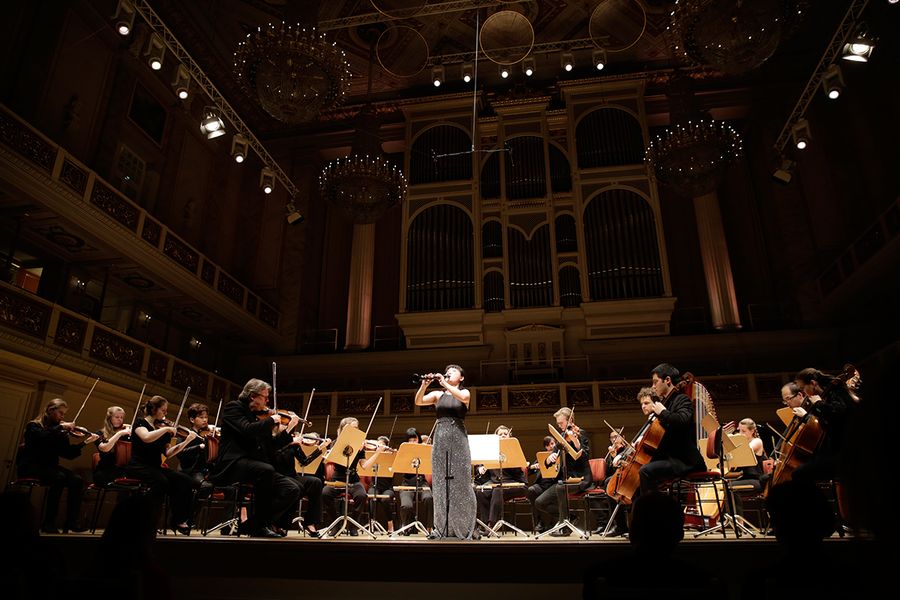 Kammerorchester und Klarinettensolistin während eines Konzertes auf der Bühne des Berliner Konzerthauses