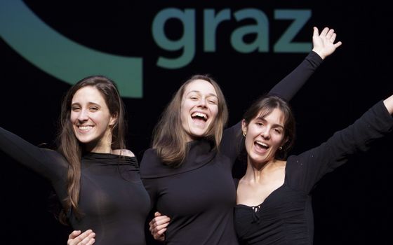 Drei junge Frauen vor schwarzem Hintergrund