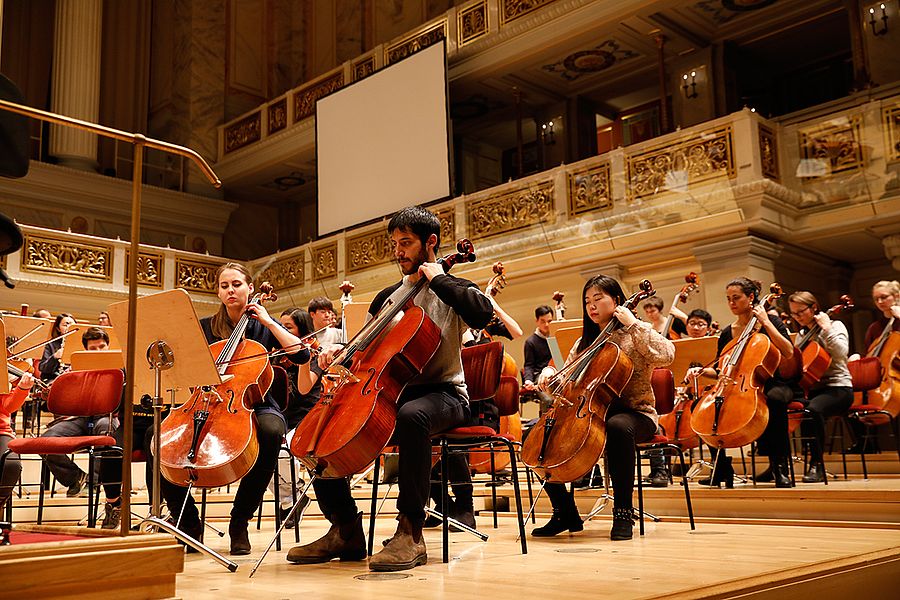 Cellosektion eines Orchesters auf der Bühne des Konzertsaals des Berliner Konzerthauses
