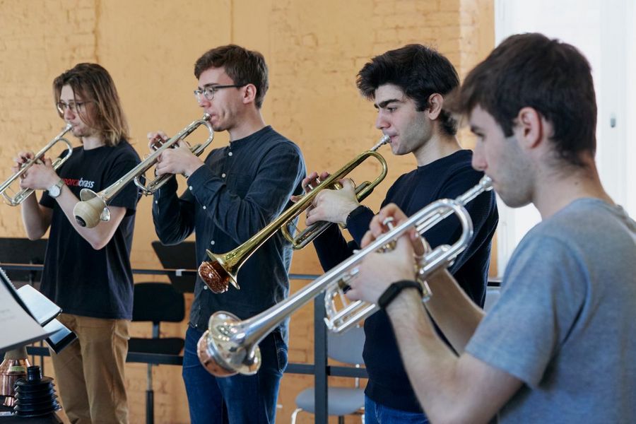 Vier Studenten spielen Trompete