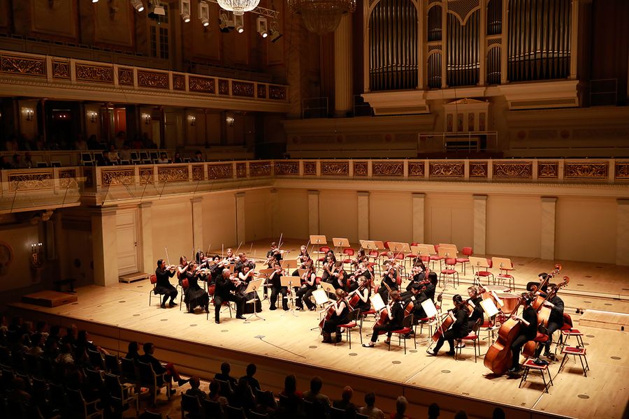 Orchester auf der Bühne des Berliner Konzerthauses während eines Konzertes