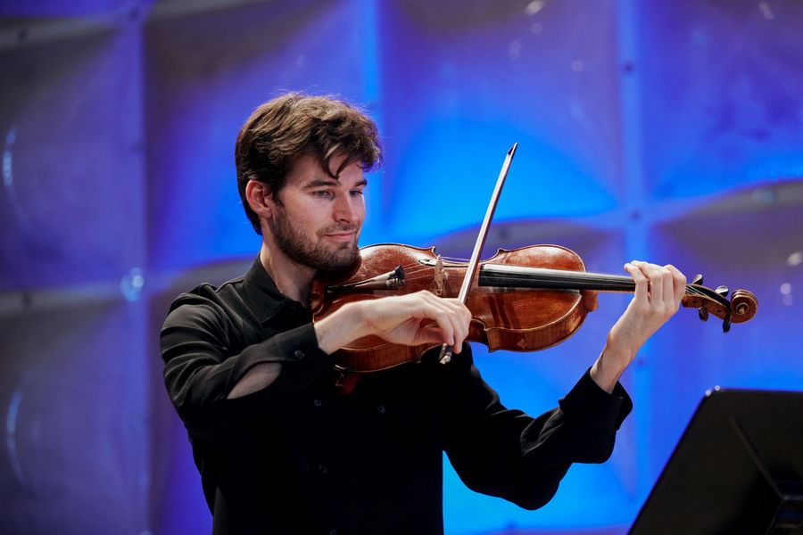 Violinist Hintergrundbeleuchtung blau