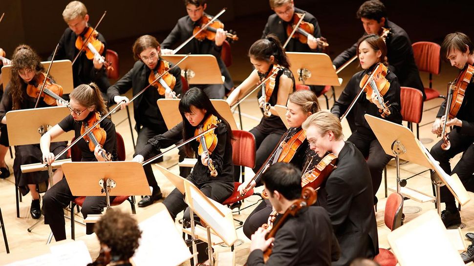 Streicher*innen des Kammerorchesters auf der Bühne