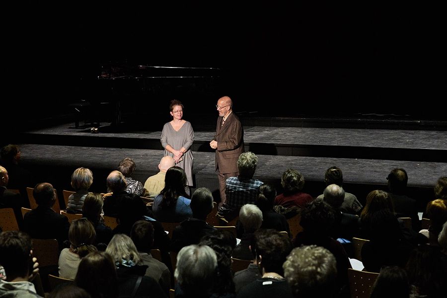 Professorin Christine Schäfer und Professor Scot Weir auf einer Bühne vor Publikum