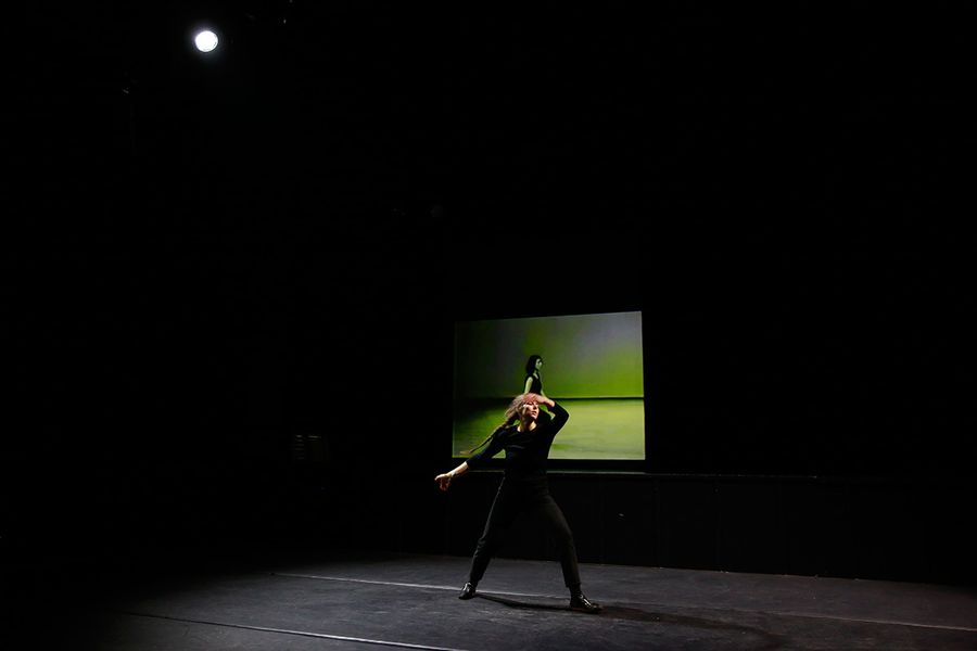 tanzende Frau auf einer Bühne