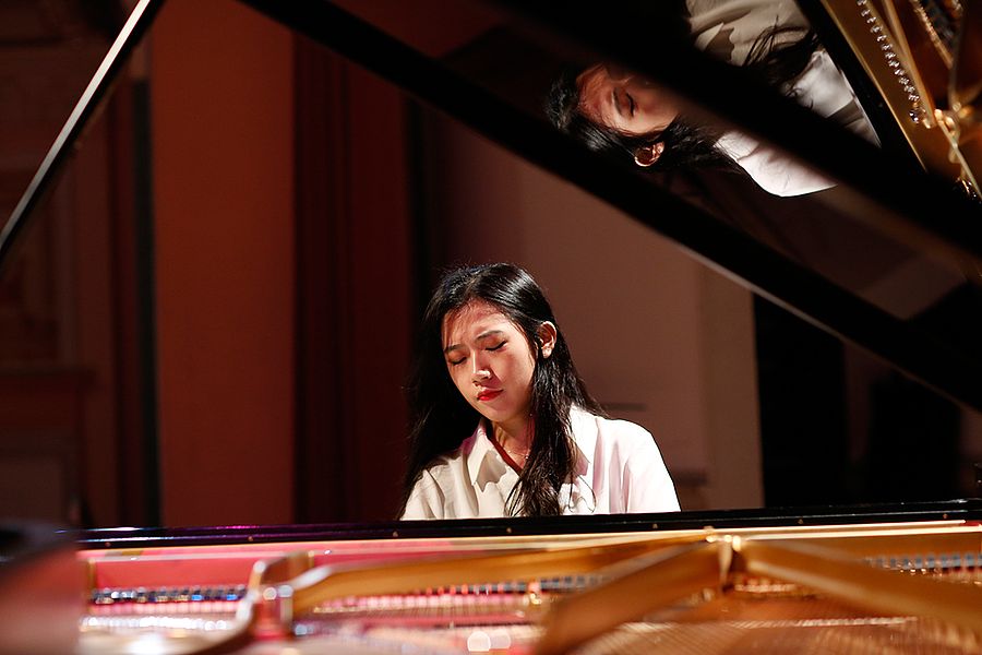 Studentin spielt Klavier