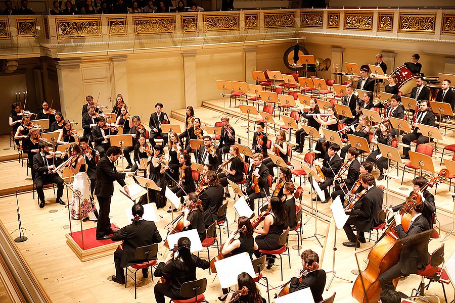 Orchester mit Dirigent und Geigensolistin auf der Bühne des Berliner Konzerthauses