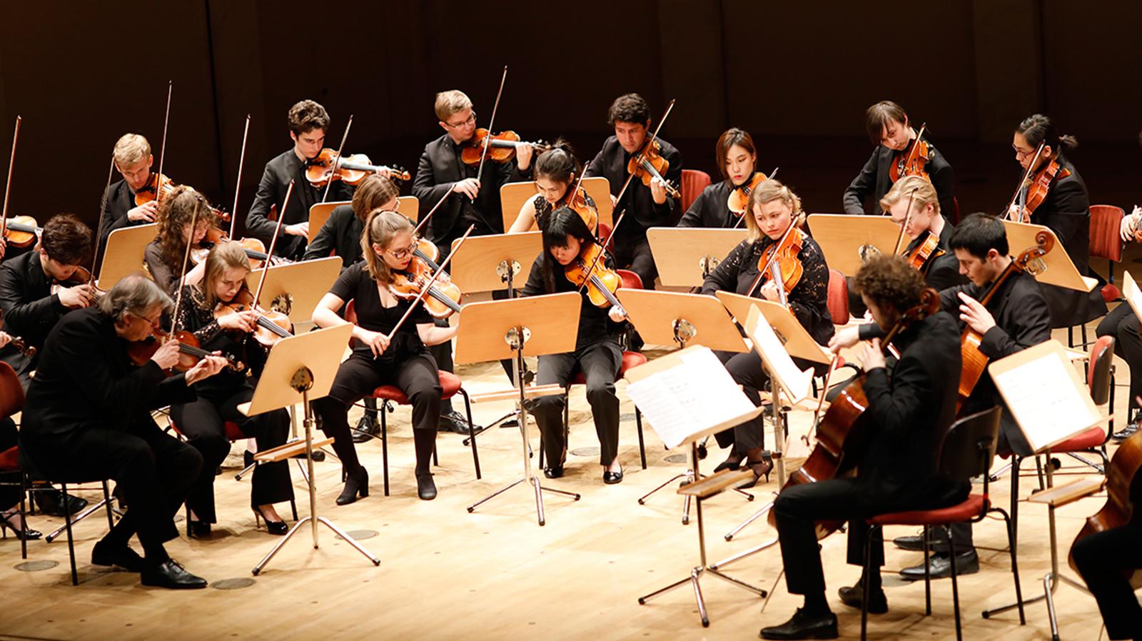 Kammerorchester auf der Bühne 