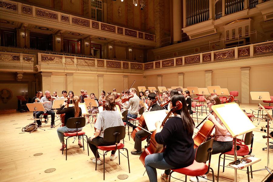 Kammerorchester während einer Probe auf der Bühne des Berliner Konzerthauses