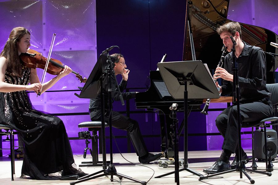 Trio mit Violine, Klarinette und Klavier auf der Bühne des Krönungskutschensaals