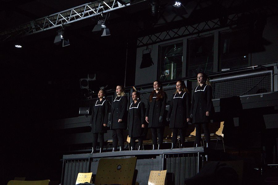 Sechs Sängerinnen stehen auf einem Podest