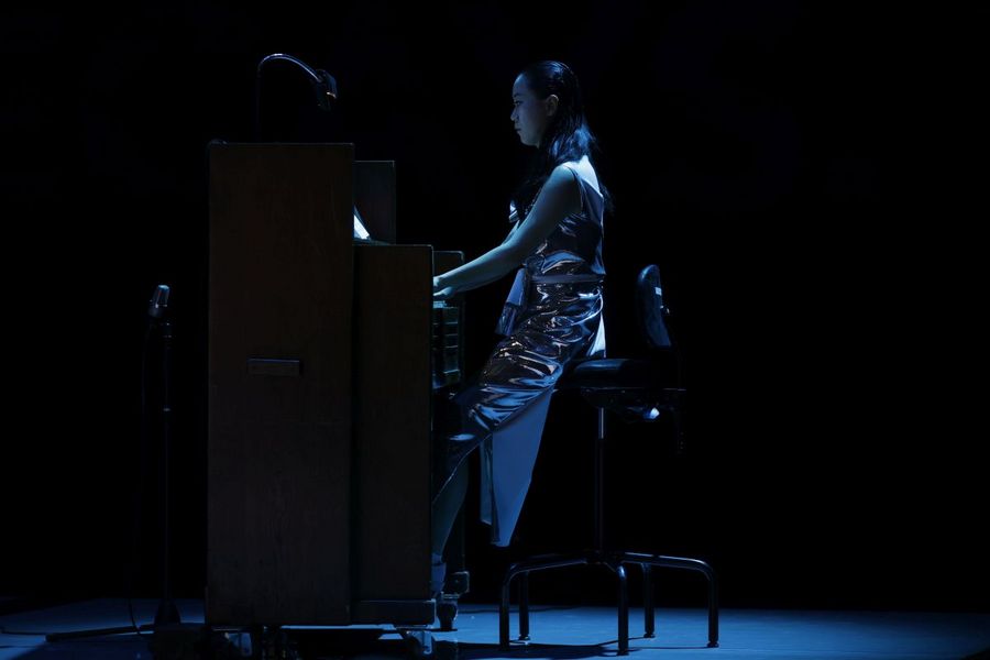 Eine Frau sitzt am Klavier und spielt