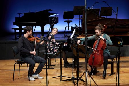 Klaviertrio musiziert auf der Bühne