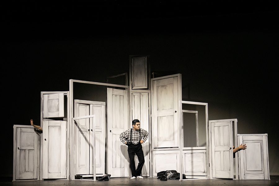 Gesangstudent auf einer Bühne vor weißen Türen