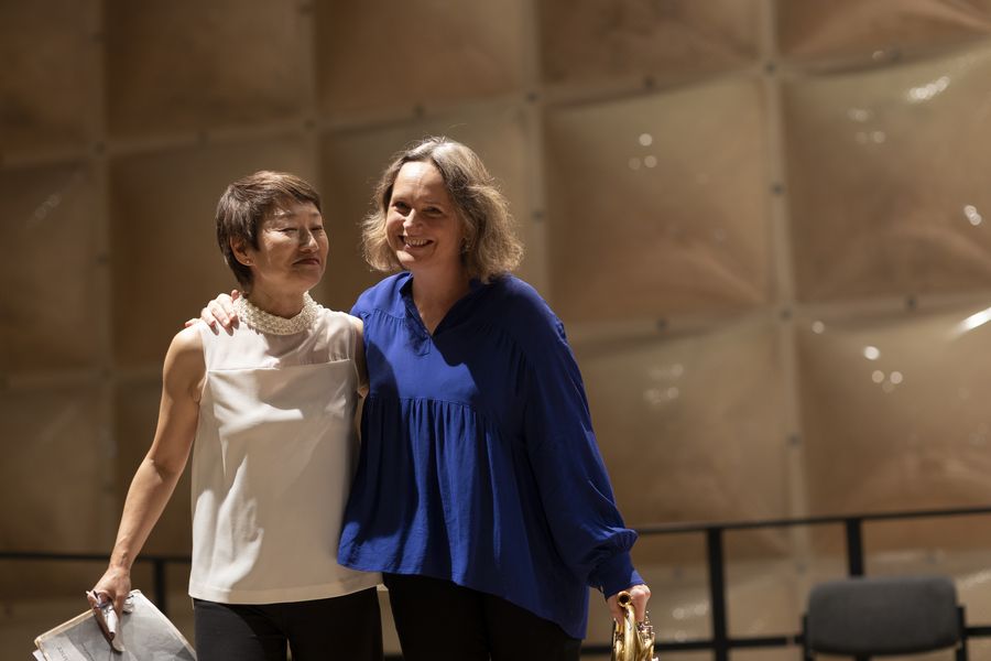 Pianistin und Horn Professorin stehen Arm in Arm auf der Bühne des Krönungskutschensaals 