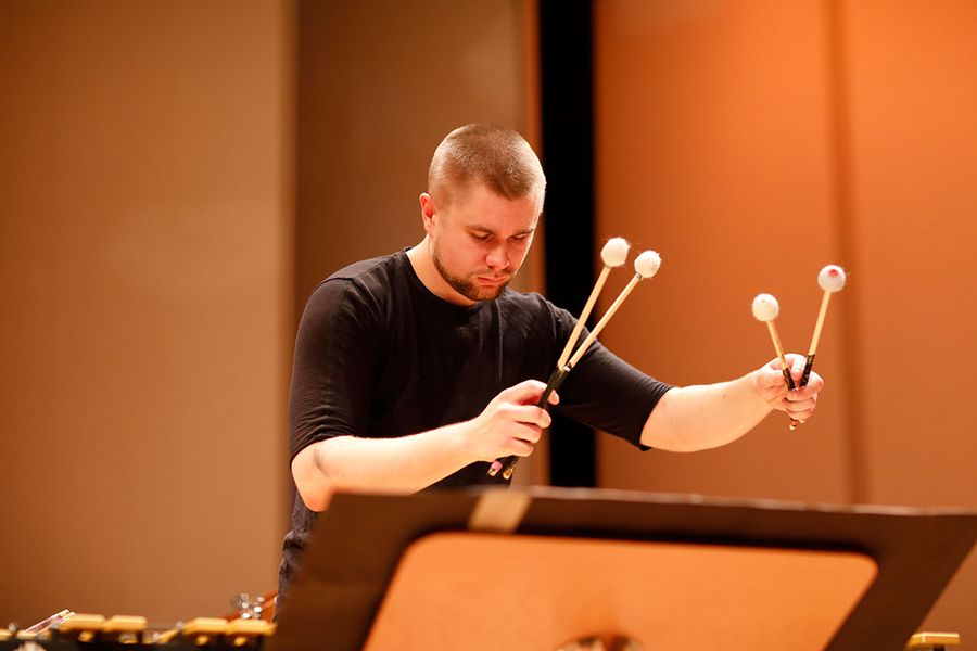 Student spielt Marimbaphon während eines Konzerts