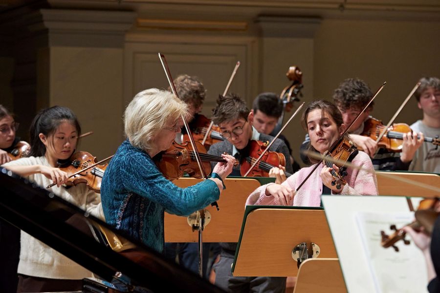 Antje Weithaas spielt als Konzertmeisterin mit Studierenden im Orchester