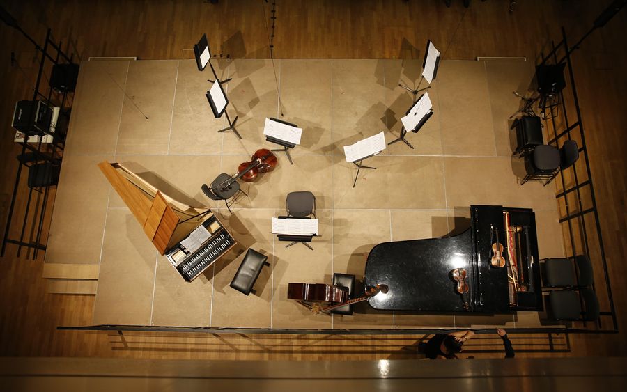 Vogelperspektive auf eine Bühne mit Flügel, Cembalo, Cello Kontrabass und Notenständern