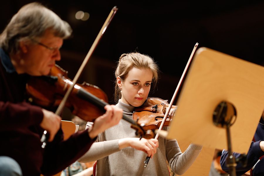 Professor Ulf Wallin und Studentin mit Geigen während einer Probe