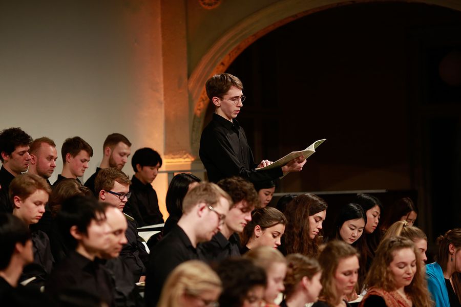 Studierende im Chor und Solist während eines Konzertes