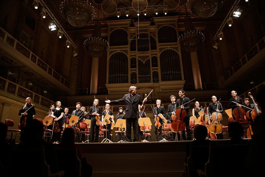 Professor Ulf Wallin und das Kammerorchester stehen auf der Bühne des Berliner Konzerthauses