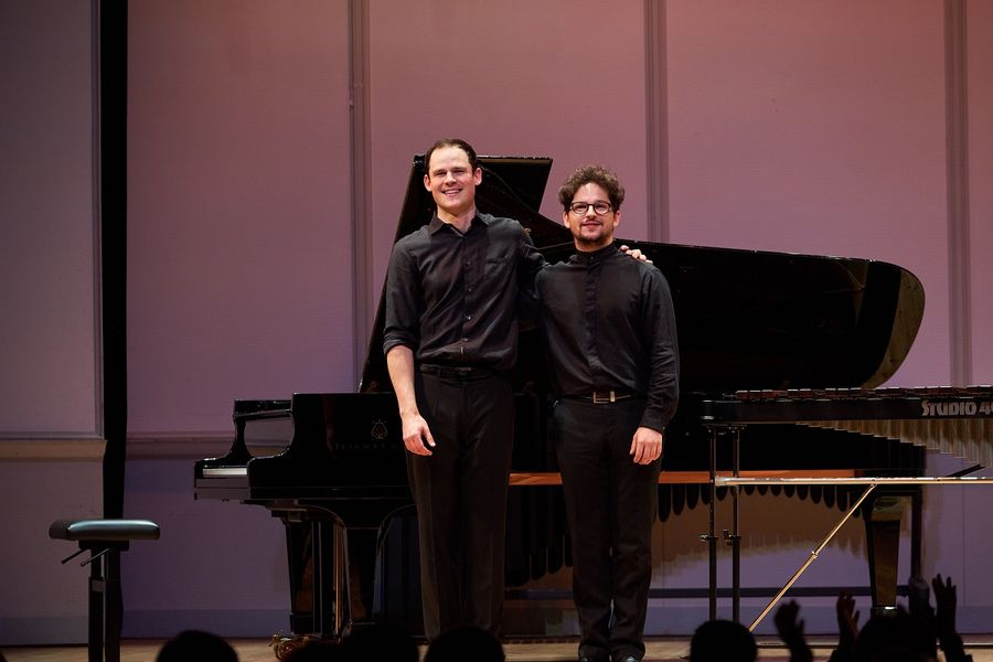 Zwei Studenten stehen Arm in Arm auf der Bühne des Kleinen Saals im Berliner Konzerthaus 