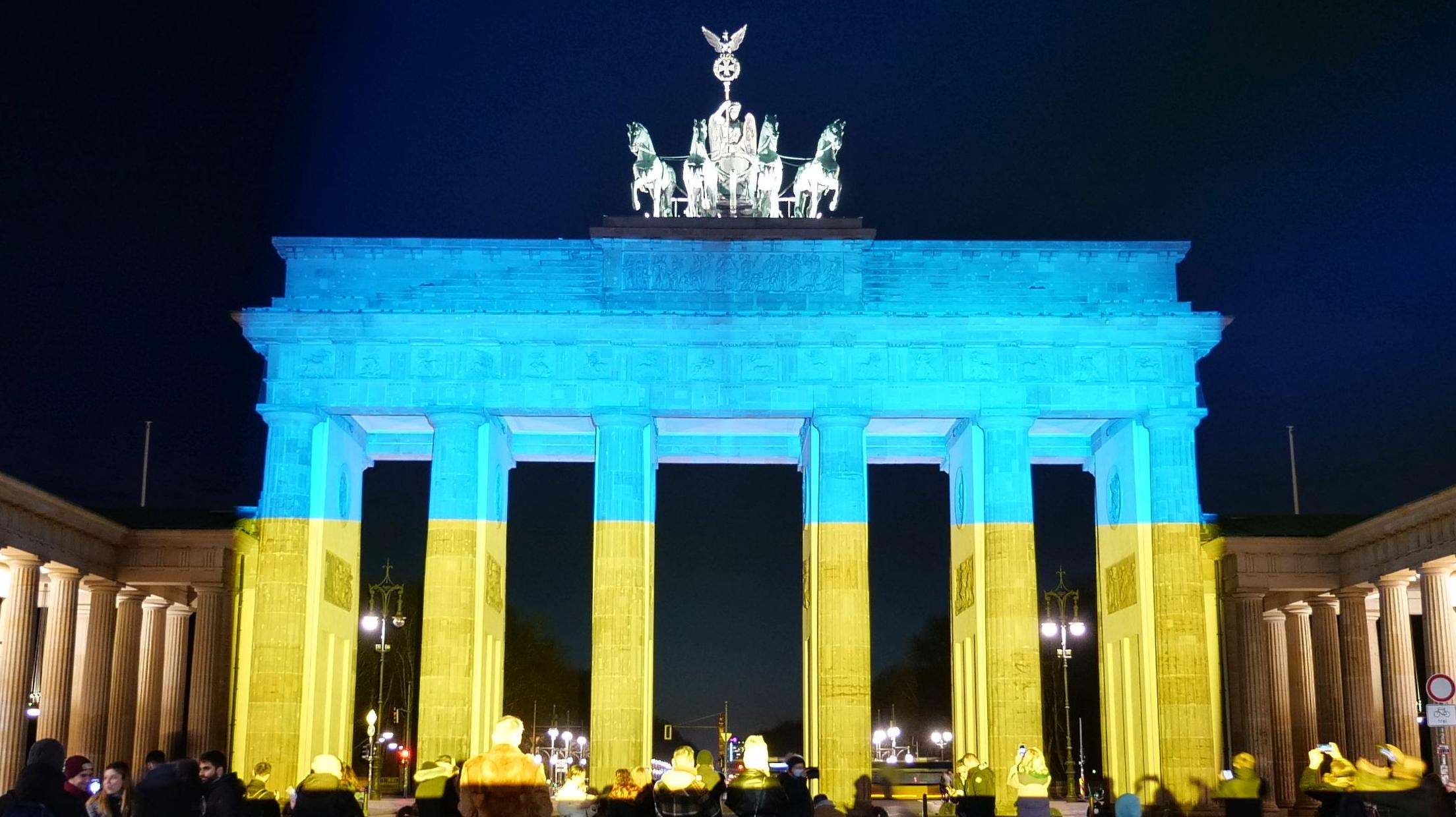 Brandenburger Tor in ukrainischen Nationalfarben