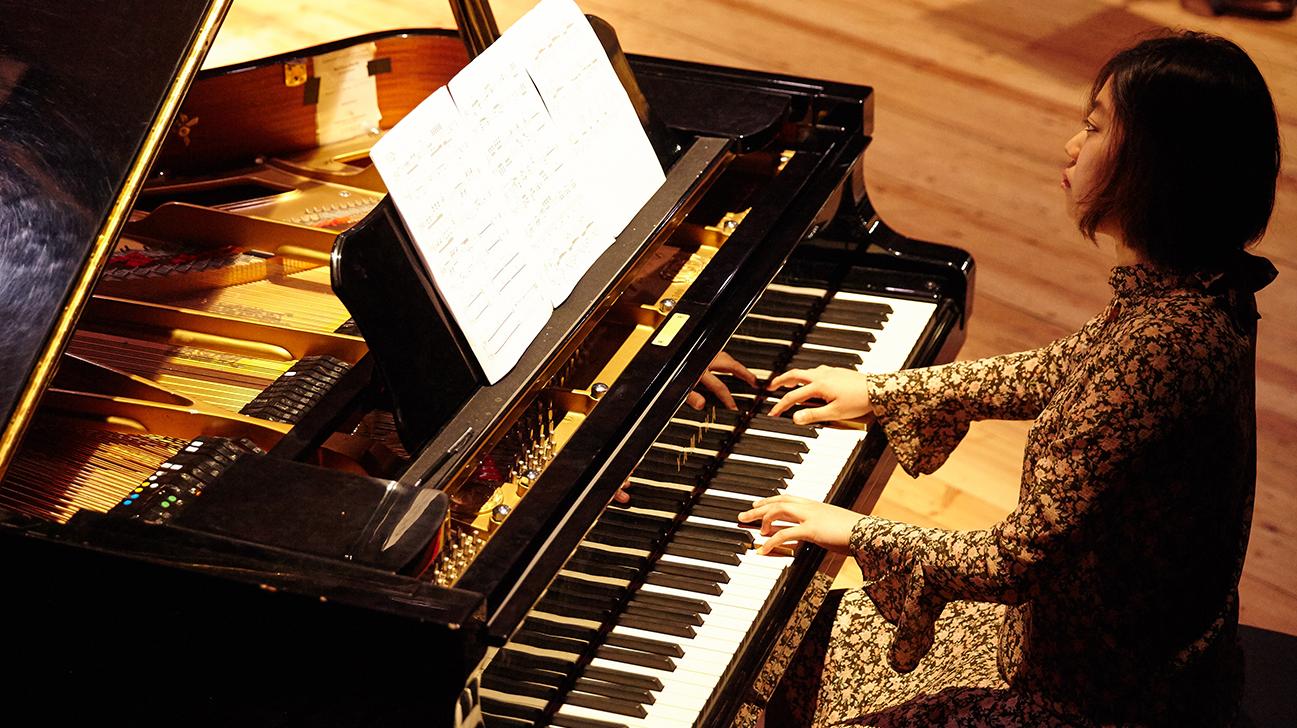 Pianistin auf der Bühne