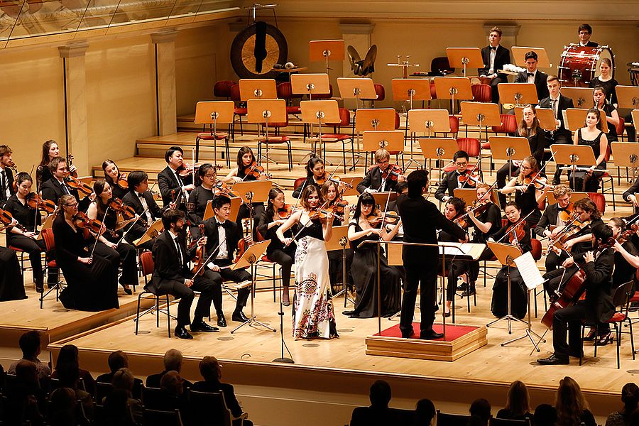 Orchester mit Dirigent und Geigensolistin auf der Bühne des Berliner Konzerthauses