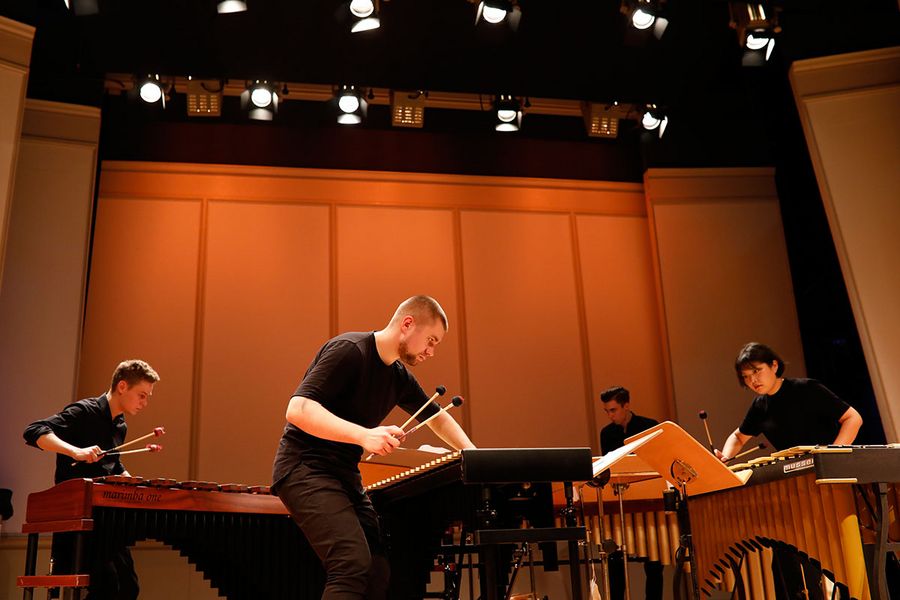 Vier Studierende spielen Marimbaphon während eines Konzerts
