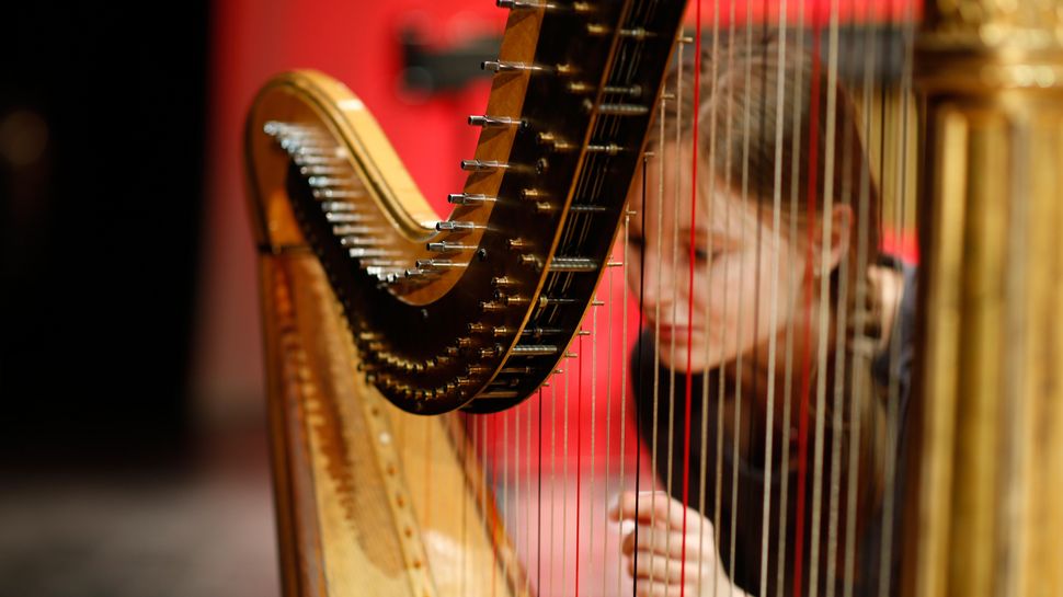 Harfenistin an ihrem Instrument
