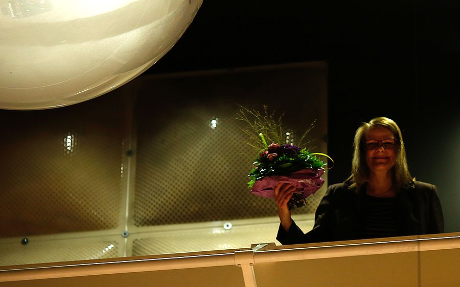 Professorin Marie-Luise Neunecker mit Blumenstrauß 