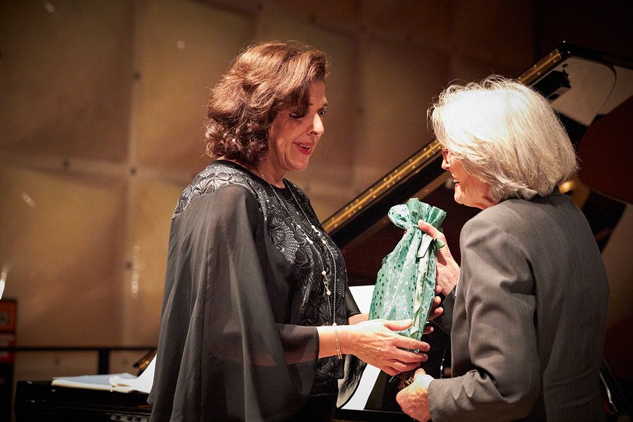 Fördervereinsvorsitzende überreicht Pianistin ein Geschenk