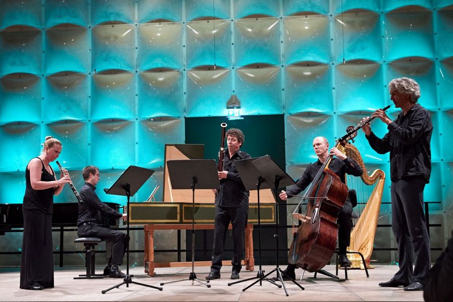 Ensemble bestehend aus Cembalo, zwei Oboen, einem Fagott und Kontrabass musizieren auf der Bühne