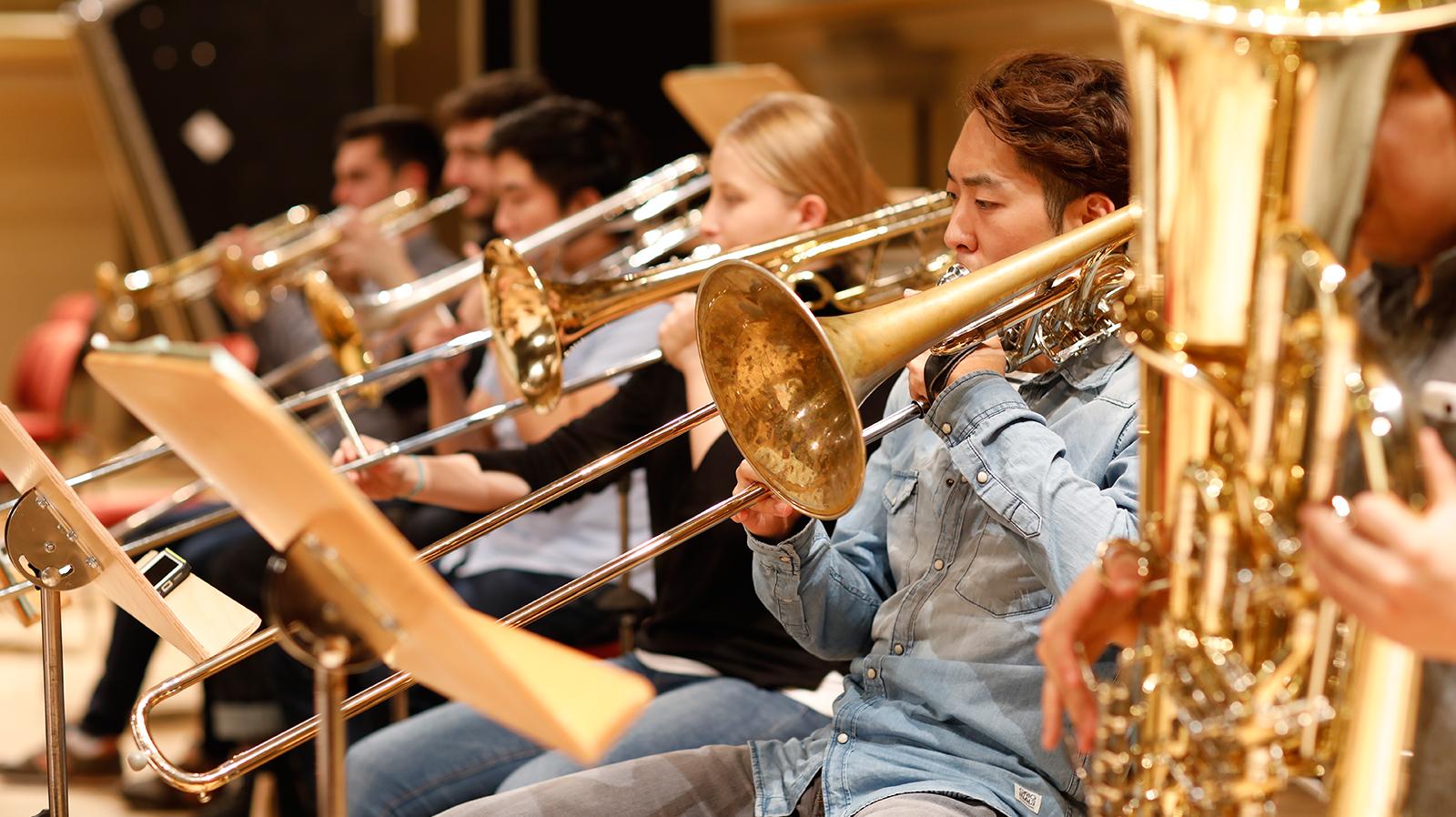 Blechbläser*innen in einer Probe für das Sinfoniekonzert